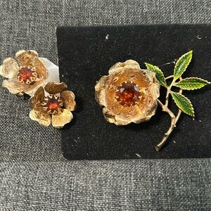 Elegant Gold and Green Brooch and earrings set